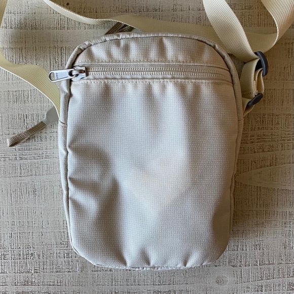 North Face Jester Crossbody Bag - Picture 3 of 3